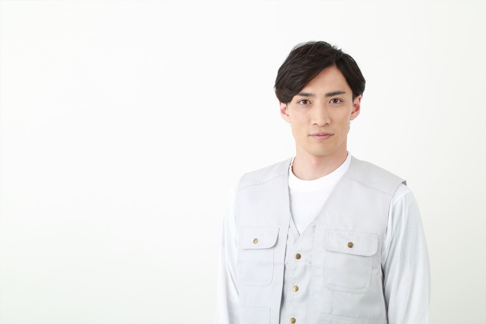 カメラを見つめる職人_R